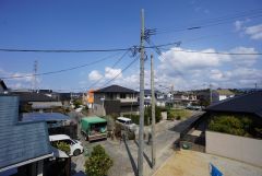 住宅地ですが隣家との高さを変えてバルコニーを設置しているので景色を楽しめるようになっています。また南向きで陽射しも確保しています。