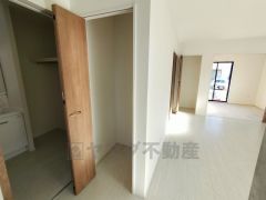 掃除機や扇風機などよく使う家電や日用品、備品などの収納に便利です。