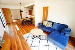 リビングは広々とした設計で、家族が集い、寛ぐ暮らしの空間を演出しています。思い思いの時間を過ごしたり、家族みんなで食事をしたり、素敵な団らんの場になりますね。