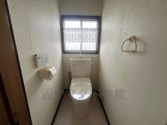 窓付きで換気しやすいトイレ。壁リモコンタイプのウォシュレット付き。すっきりした見た目で、トイレ奥の掃除もしやすいです。