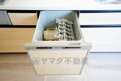 食事の後の手間を解消する食器洗い乾燥機付。冬場の洗い物で手荒れの悩みもなくなります。手洗いよりも節約できて便利。