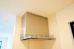 お手入れが簡単なスリム型レンジフードです。調理により発生する油煙や臭いを吸い込み、屋外へ排気してくれます。