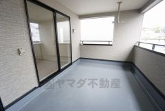 幅広のインナーバルコニーは急な雨から洗濯物を守りやすく、眩しすぎる日差しも和らげます。