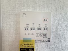 雨の日の洗濯も安心できる浴室暖房乾燥機付き浴室。リモコンで操作もボタン1つで簡単。