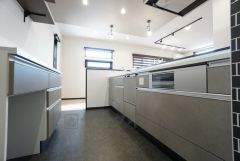 リビングにいるお子様を見守りながらお料理ができる対面キッチン。家族の温かい時間を演出します。