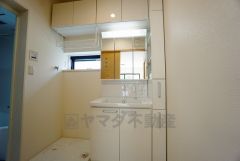 同仕様写真。三面鏡つき洗面台。鏡裏にたっぷりとした収納スペースがあります。鏡を閉めてしまえば小物は見えないため、スッキリとした印象の洗面台にできます。