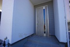 家の顔となる玄関扉がかっこいいと、たくさんの人を招き入れたくなりますね＾＾奥まって設置されており、雨にも濡れにくくなっています。