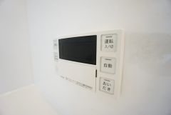 湯量・湯温の設定、そして保温までワンタッチのフルオートバス。便利な追い炊き機能付きです。