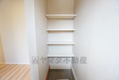 壁一面に設けた大容量のシューズクローゼットは実用性と機能性を兼ね備えています。急な来客でも、いつも整頓された玄関でお出迎えができます。