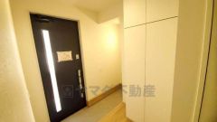 白を基調とした明るい玄関です。大容量のシューズボックスは家族全員の増えがちな靴や物をすっきり収納できます。