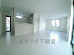 リビングは広々とした設計で、家族が集い、寛ぐ暮らしの空間を演出しています。思い思いの時間を過ごしたり、家族みんなで食事をしたり、素敵な団らんの場になりますね。