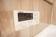 湯量・湯温の設定、そして保温までワンタッチのフルオートバス。便利な追い炊き機能付きです。