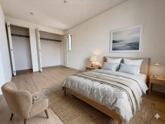 家具はイメージです。寛ぎの時間を紡ぎだす主寝室は、大型ベッドを置いても余裕の広さを確保しています。