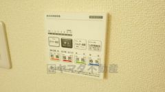 雨の日の洗濯も安心できる浴室暖房乾燥機付き浴室。リモコンで操作もボタン1つで簡単。