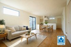 家具はイメージです。大きな窓のあるリビングは、陽光あふれる明るい空間です。居心地良く、ご家族皆がゆったり寛げる憩いの空間となりそうです。