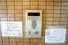 オートロックは、外部の人が自由に建物内に出入りできないため、不審者の侵入防止効果があります。