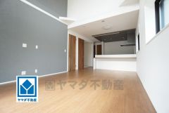 リビングは広々とした設計で、家族が集い、寛ぐ暮らしの空間を演出しています。