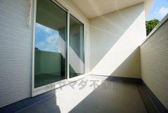 陽当たりの良いバルコニーです。お洗濯やお布団干しはもちろん、日光浴スペースにもなります。足元は防水工事施工済。
