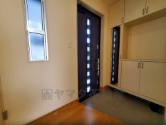 たっぷり収納できるシューズボックスです。家族全員の靴がきれいに整頓できます。棚の上にお花や写真を飾っても良いですね。