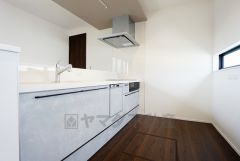 リビングにいるお子様を見守りながらお料理ができる対面キッチン。カウンタートップの汚れもサッと拭き取ることができ、お掃除ラクラク＾＾