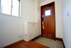 同仕様写真。たっぷり収納できるシューズボックスです。家族全員の靴がきれいに整頓できます。棚の上にお花や写真を飾っても良いですね。