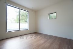 同仕様写真。2面採光を確保した明るい室内は、風通しも良く、大変居心地の良い空間となっております。爽やかな風を感じて起きる朝は、快適生活の始まりに。