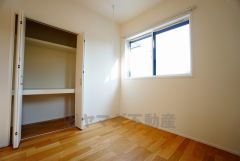 あると嬉しい1階の一部屋。お子様のお昼寝スペースや客間、お友達やご親戚のお泊り部屋としても使えます。
