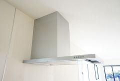 お手入れが簡単なスリム型レンジフードです。調理により発生する油煙や臭いを吸い込み、屋外へ排気してくれます。