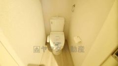 温水洗浄機付トイレです。節水機能もあるので、安心して使えますね。もちろん、1階2階の2ヶ所にトイレがあるので、忙しい朝にもゆとりができますね。