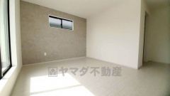 ご夫婦お二人のプライベートシーンを演出する寝室は、大容量のウォークインクローゼット付き。