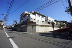 スーパー、コンビニ、ドラッグストア徒歩9分圏内＾＾子育てしやすい住環境＾＾