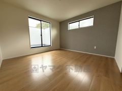 寛ぎの時間を紡ぎだす主寝室は、大型ベッドを置いても余裕の広さを確保しています。