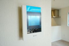 防犯はもちろん、セールスマン対策にもなるモニター付きインターホンです。お子さん1人での留守番時にも活躍しそうです。
