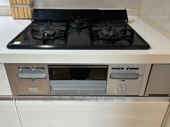 複数の調理を一度に行うことができる3口コンロ。効率よくお料理が出来ます。毎日のお料理も楽しくなりますね＾＾