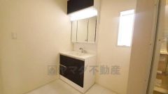 三面鏡つき洗面台。鏡裏にたっぷりとした収納スペースがあります。鏡を閉めてしまえば小物は見えないため、スッキリとした印象の洗面台にできます。