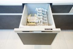 炊事時間を大幅に短縮できる食器洗浄乾燥機付き＾＾食器を洗う手間が減るので家族とのコミュニケーションの時間や自分の時間が増えますね。