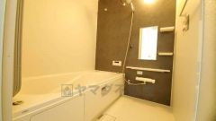 1日の疲れを癒すくつろぎのバスルーム。足を伸ばしてもゆったりと入れるサイズです。お子様と一緒にお風呂に入っても狭くないですね^^