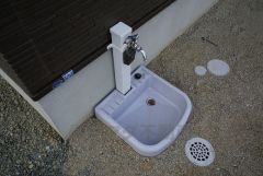 お車の洗車や外壁のお掃除などあると便利な外水栓。