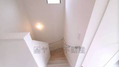 小さなお子様やご高齢の方でも安心できる、手すり付き階段。段差も低めで設定されており、安全性にも優れています。