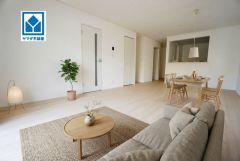 家具はイメージです。リビングは広々とした設計で、家族が集い、寛ぐ暮らしの空間を演出しています。思い思いの時間を過ごしたり、家族みんなで食事をしたり、素敵な団らんの場になりますね。