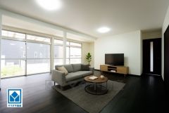 家具はイメージです。 広々約24帖のLDK。家族が集いやすく、くつろぎやすいリビングです。 思い思いの時間を過ごしたり、家族みんなで食事をしたり、素敵な団らんの場になりますね。