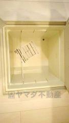 キッチンにある床下収納は、居住スペースを減らさずに買い置きの調味料や非常食などを保管することができます。