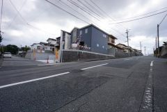 前面道路は広く、車同士がすれ違うスペースが十分にあります。落ち着いた住宅地内で快適な生活を実現してみませんか＾＾
