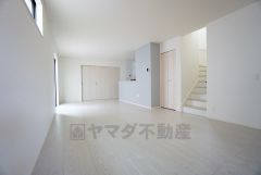大きな窓のあるリビングは、陽光あふれる明るい空間です。居心地良く、ご家族皆がゆったり寛げる憩いの空間となりそうです。