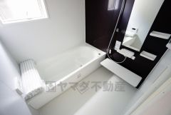 同仕様写真。広々1坪タイプの浴槽ユニットでゆったりくつろげるバスルーム。窓、浴室乾燥機付きで換気・雨の日の洗濯もばっちり＾＾