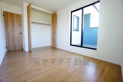 暖かい日差しが差し込む洋室。たっぷり収納できるクローゼット付きでお部屋の中をすっきりと快適に保てます。