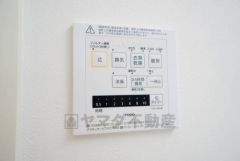 雨の日の洗濯も安心できる浴室暖房乾燥機付き浴室。リモコンで操作もボタン1つで簡単。