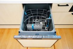 食事の後の手間を解消する食器洗い乾燥機付。冬場の洗い物で手荒れの悩みもなくなります。