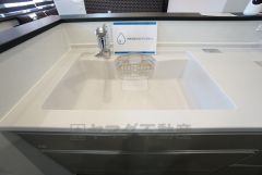 色も形もキレイなシンクは、広さも確保しているので、大きめの鍋も簡単に洗えます。