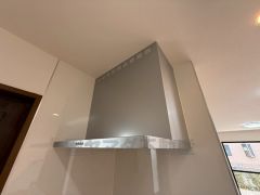 お手入れが簡単なスリム型レンジフードです。調理により発生する油煙や臭いを吸い込み、屋外へ排気してくれます。